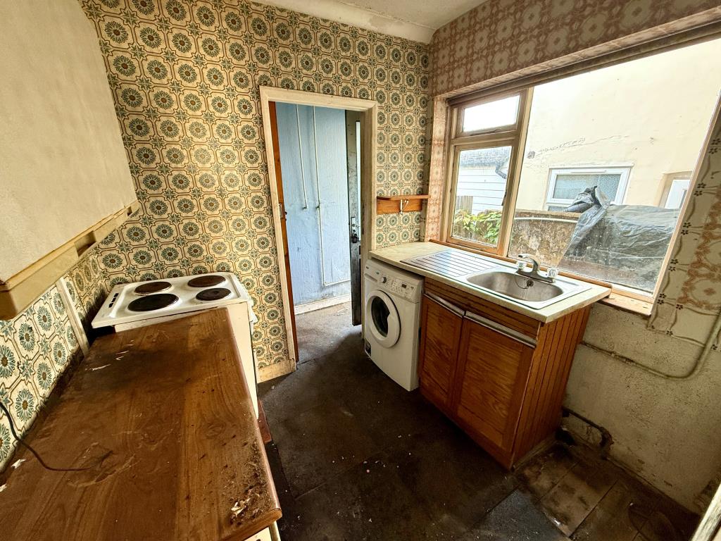 Lot: 156 - THREE-BEDROOM TERRACE HOUSE FOR IMPROVEMENT - Kitchen